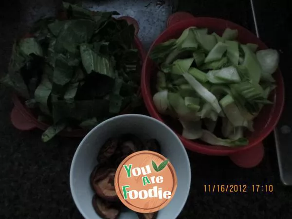 Fried mushrooms with green vegetables