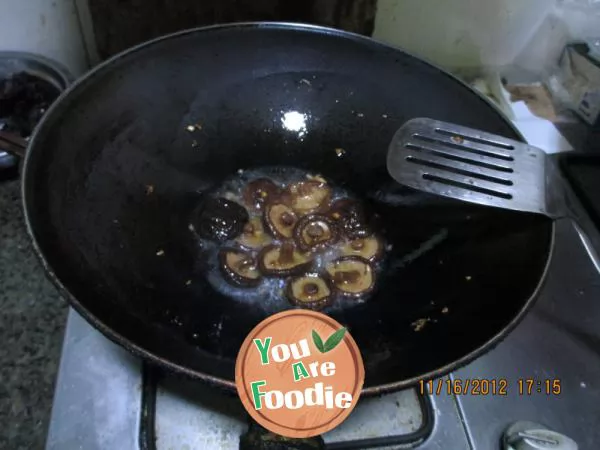 Fried mushrooms with green vegetables