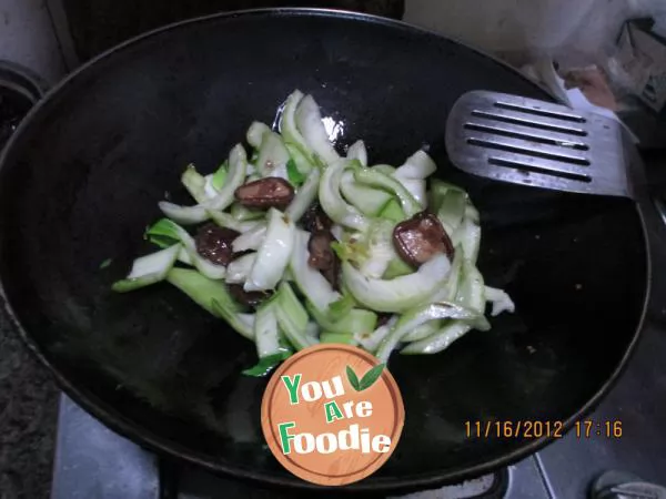 Fried mushrooms with green vegetables