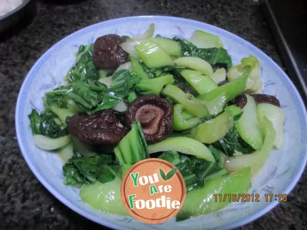 Fried mushrooms with green vegetables