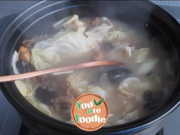 Braised oysters in casserole