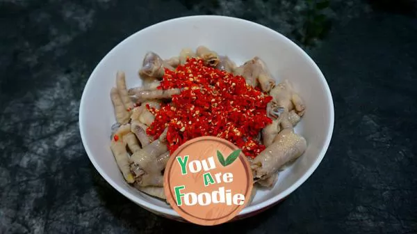 Braised chicken feet with minced garlic