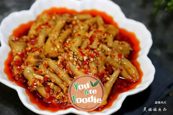 Braised chicken feet with minced garlic