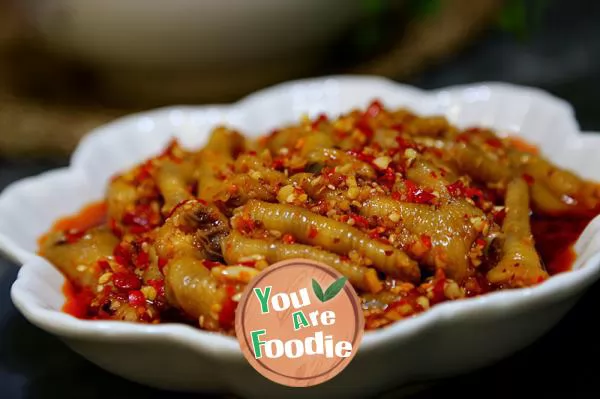 Braised chicken feet with minced garlic