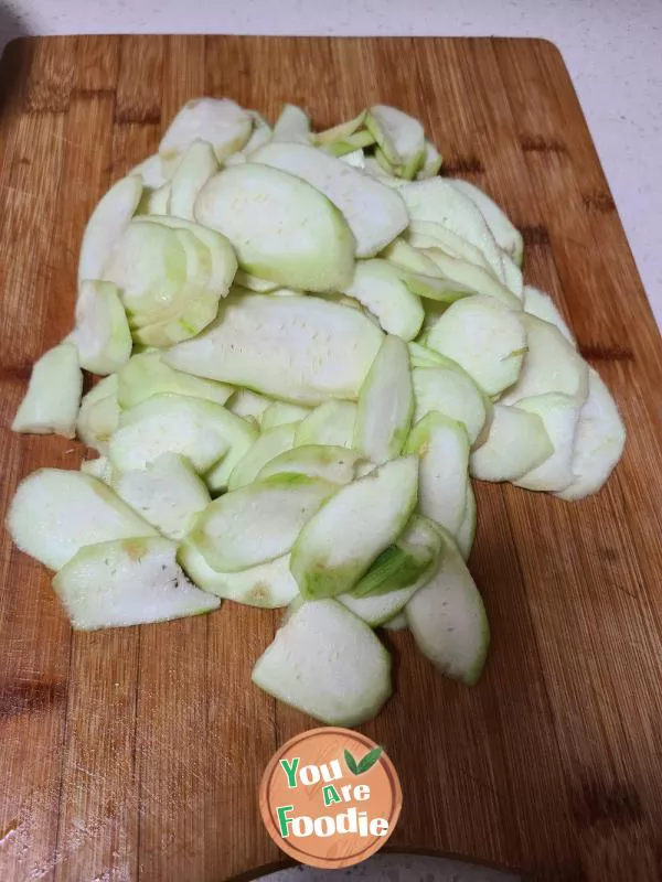 Stir fried luffa with string pepper