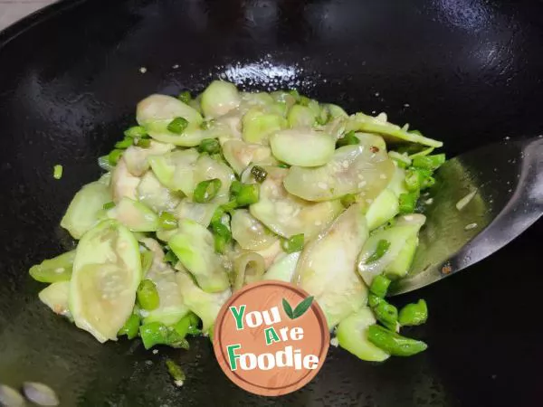 Stir fried luffa with string pepper