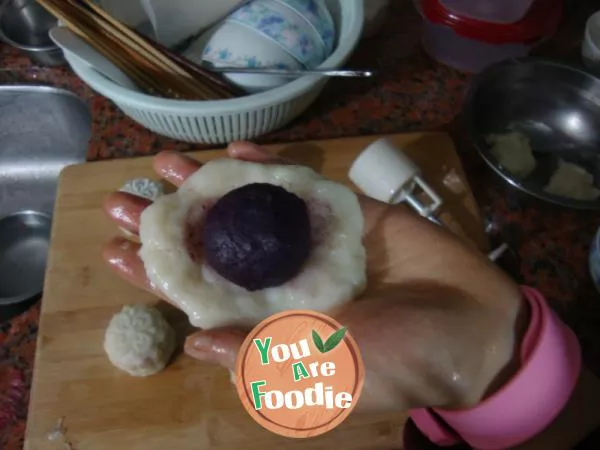 Purple potato ice skin moon cake