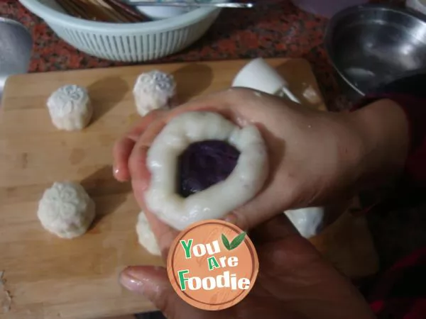 Purple potato ice skin moon cake