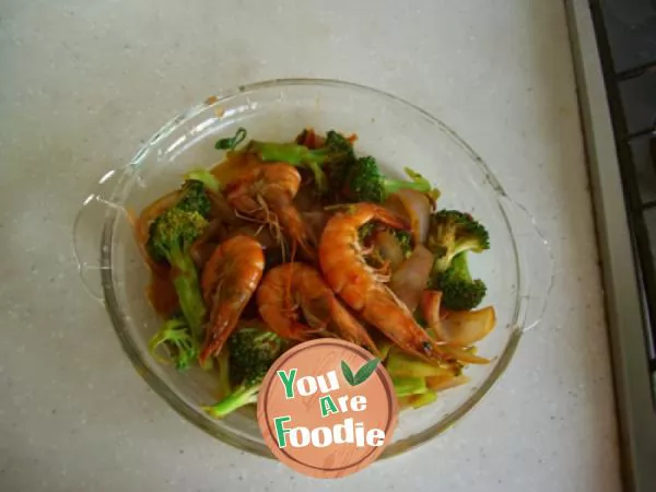 Fried prawns with onion and broccoli