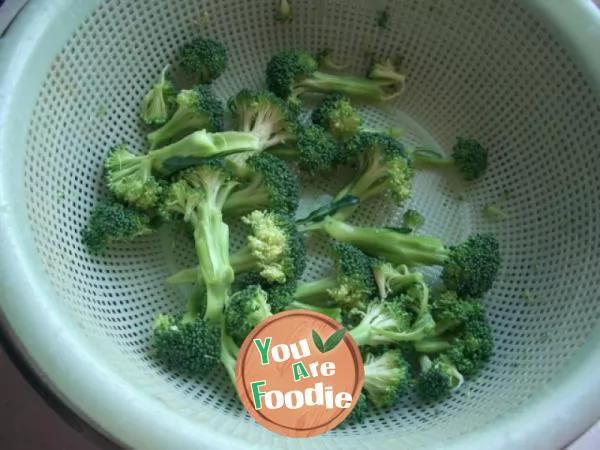 Fried prawns with onion and broccoli