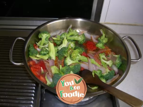 Fried prawns with onion and broccoli