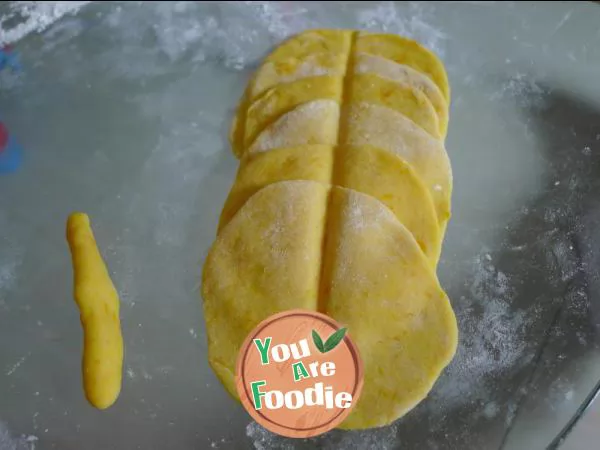 Milk flavored rose steamed bread