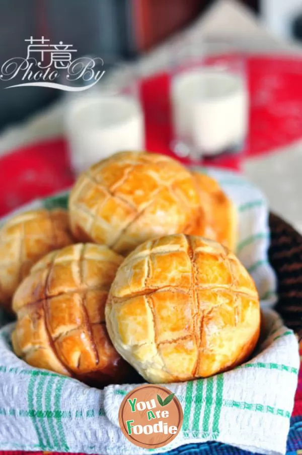 Stewed pineapple bun