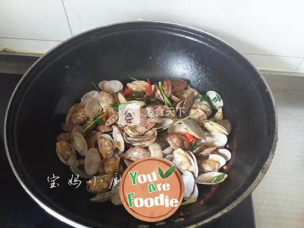 Stir fried clam with chili