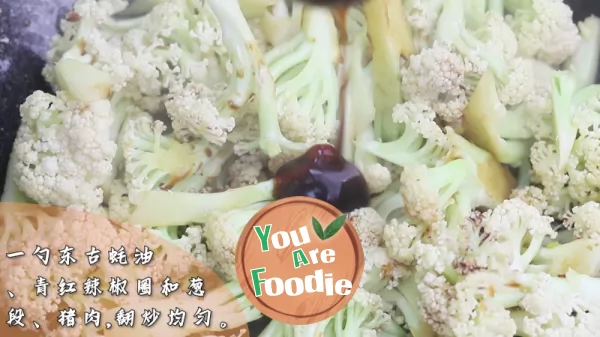 Cauliflower in a dry pot