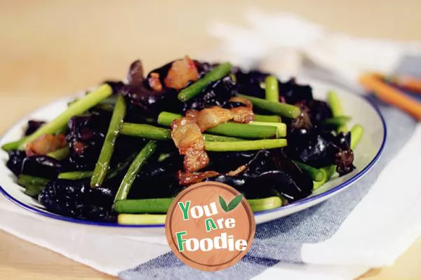 Fried pork with black fungus and garlic