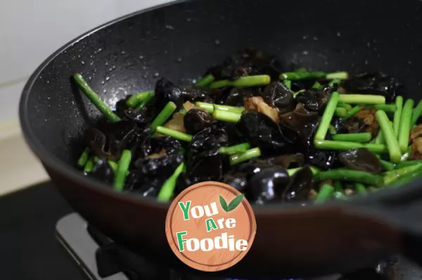 Fried pork with black fungus and garlic