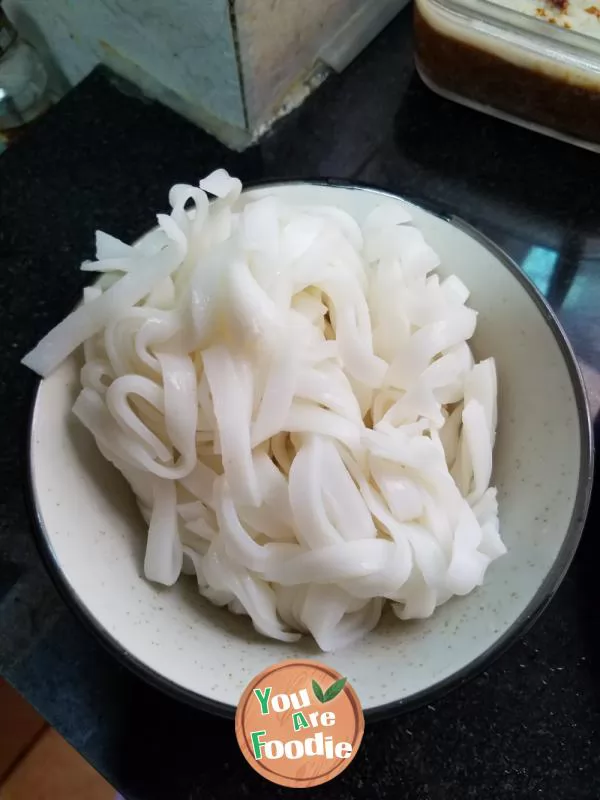 Rice noodles with meat sauce