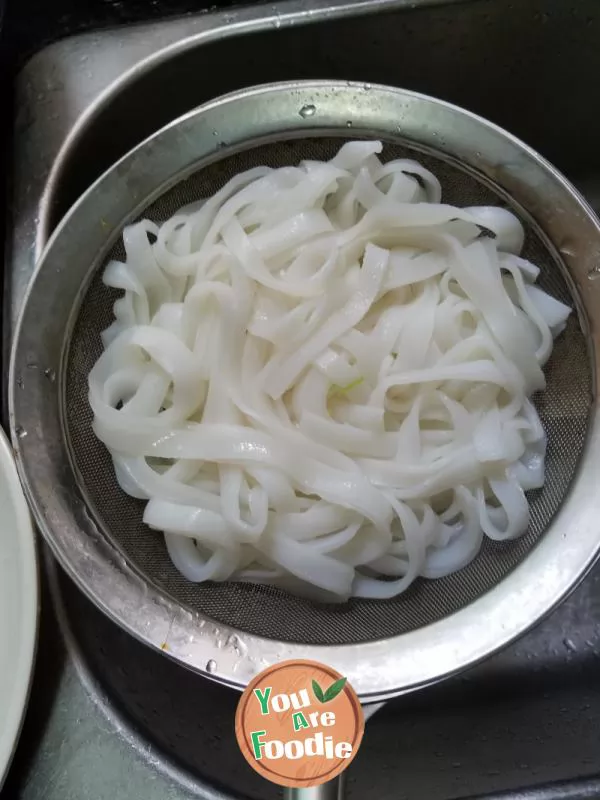 Rice noodles with meat sauce