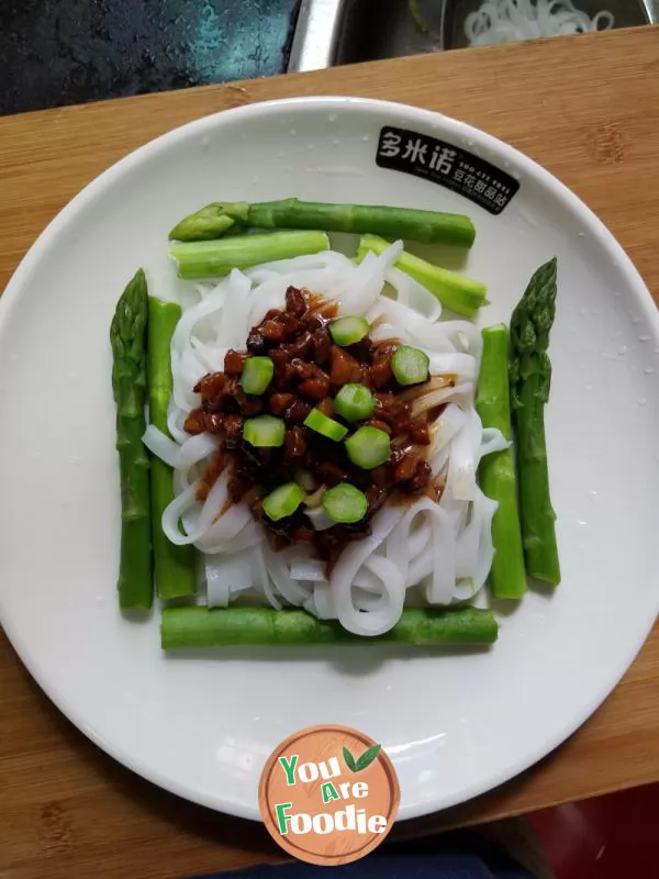 Rice noodles with meat sauce