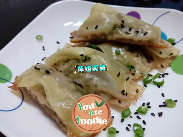 Pot-stickers-stuffed-with-Chinese-toon-and-meat