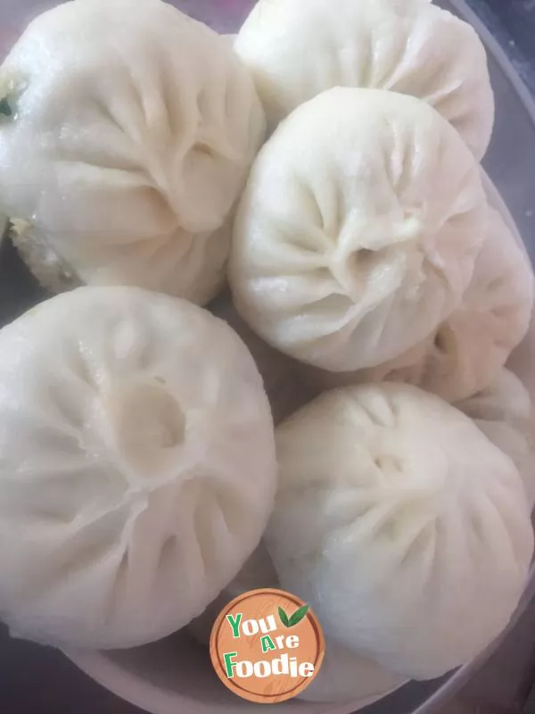 Steamed stuffed bun with leek