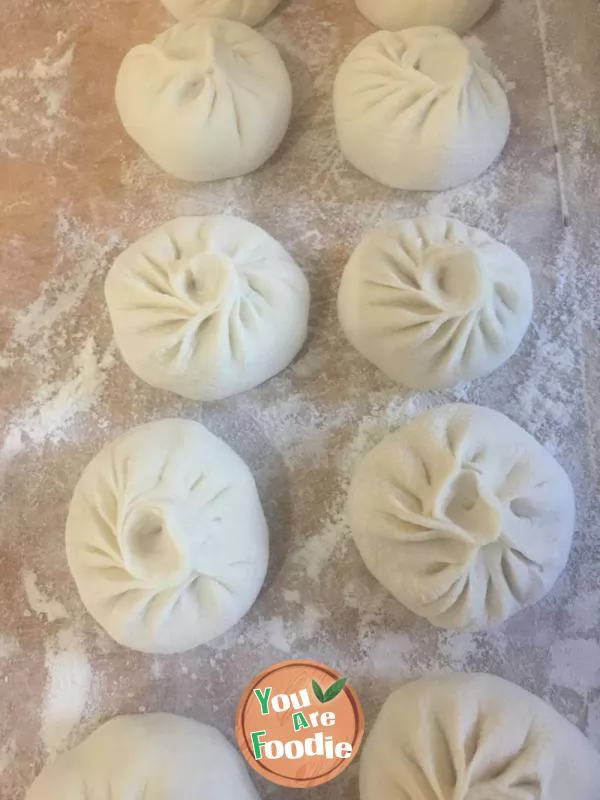 Steamed stuffed bun with leek