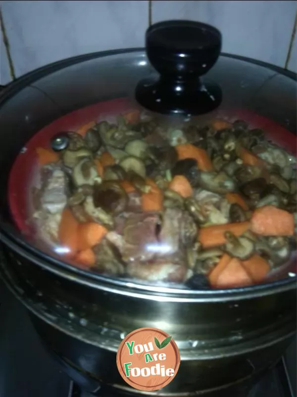 Steamed spareribs with mushrooms