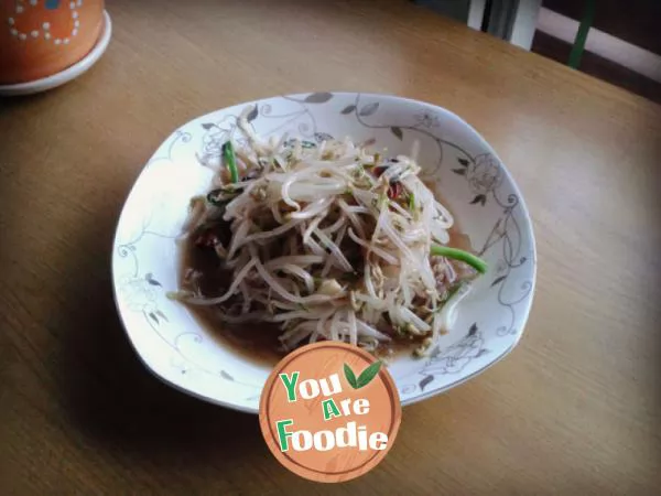 Sauted bean sprouts with soy sauce