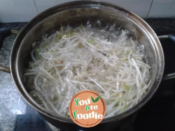 Sauted bean sprouts with soy sauce