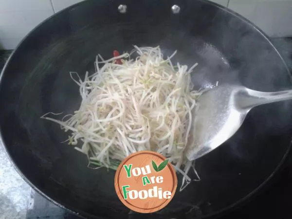 Sauted bean sprouts with soy sauce