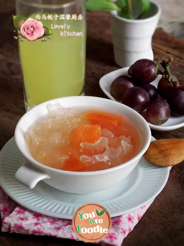 Papaya and tremella soup for moistening lung and beautifying skin