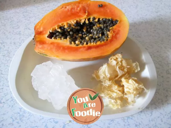 Papaya and tremella soup for moistening lung and beautifying skin