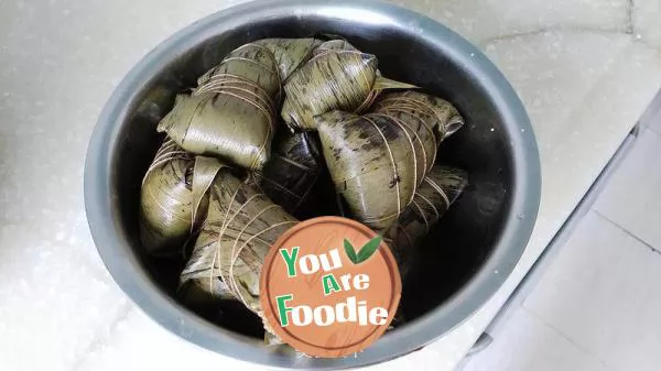 Egg yolk and meat dumplings