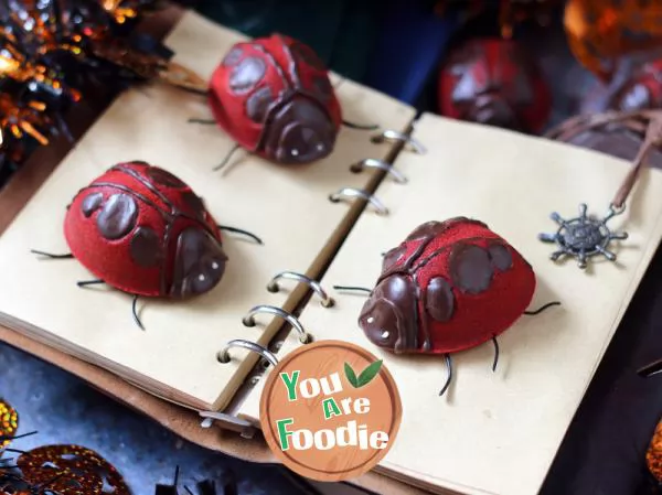 Halloween-beetle-Red-Velvet-Cake