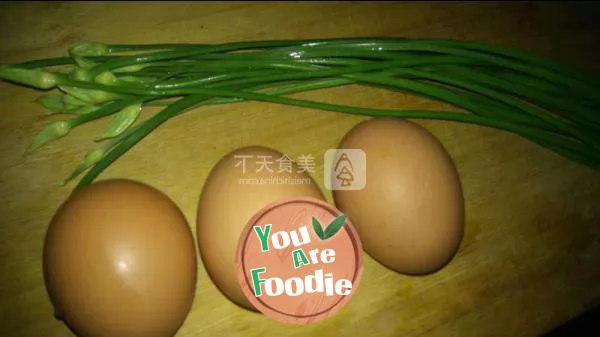 Fried egg with leek flower