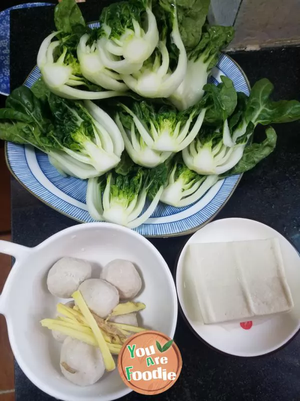 Green vegetable tofu ball soup