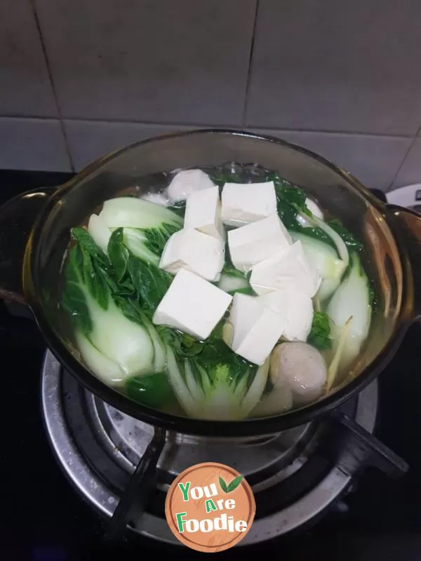 Green vegetable tofu ball soup