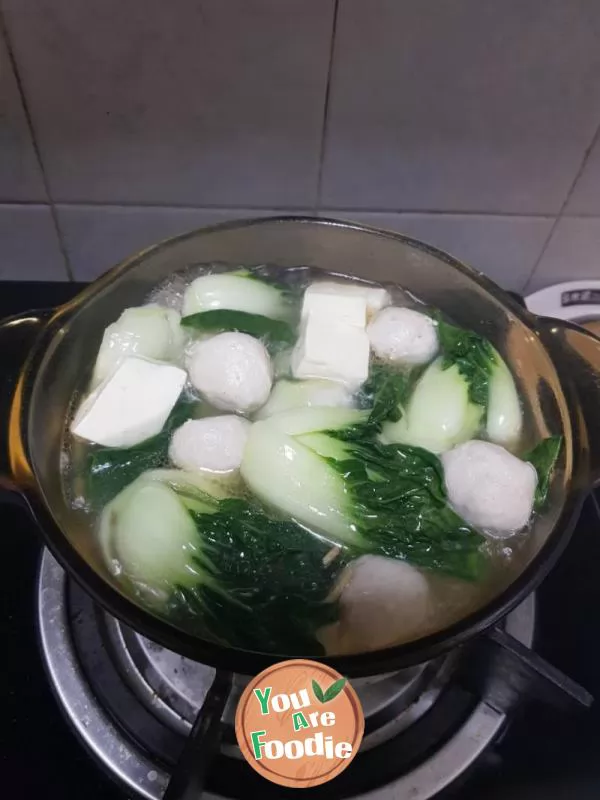 Green vegetable tofu ball soup