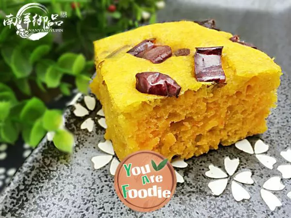 Golden melon and red jujube cake