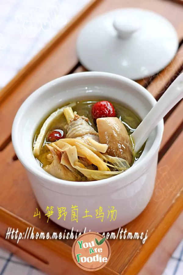 Autumn cold and frost fall drink soup warm stomach mountain bamboo shoot wild fungus native chicken soup