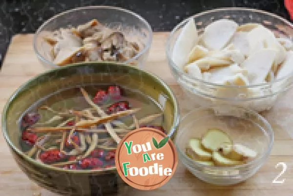 Autumn cold and frost fall drink soup warm stomach mountain bamboo shoot wild fungus native chicken soup