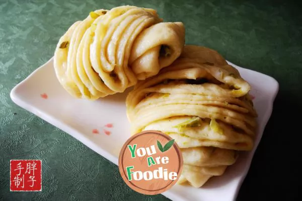 Corn flour and scallion rolls