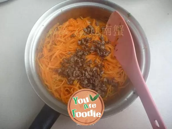 Shredded carrot with minced meat