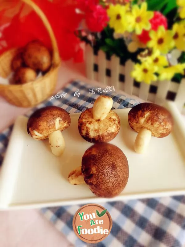 Steamed bun with mushroom and bean paste