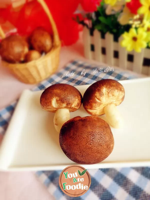 Steamed bun with mushroom and bean paste