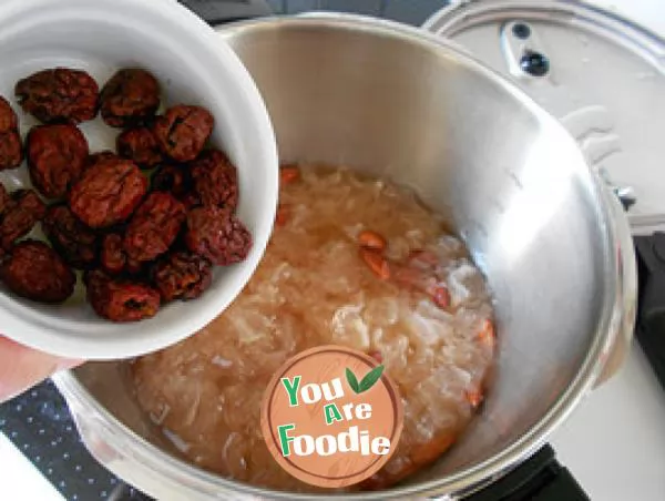 [jujube, almond and tremella soup] it is a good product for moisturizing skin and nourishing skin, nourishing Yin, blood and Qi in summer