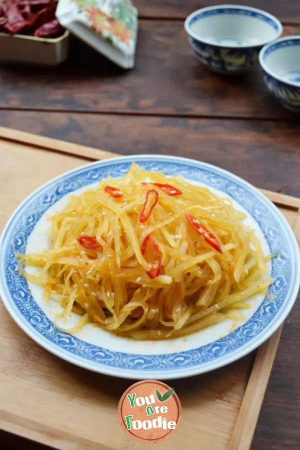 Shredded bamboo shoots in red oil