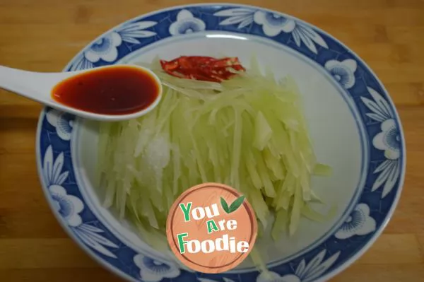 Shredded bamboo shoots in red oil