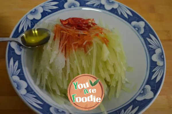 Shredded bamboo shoots in red oil